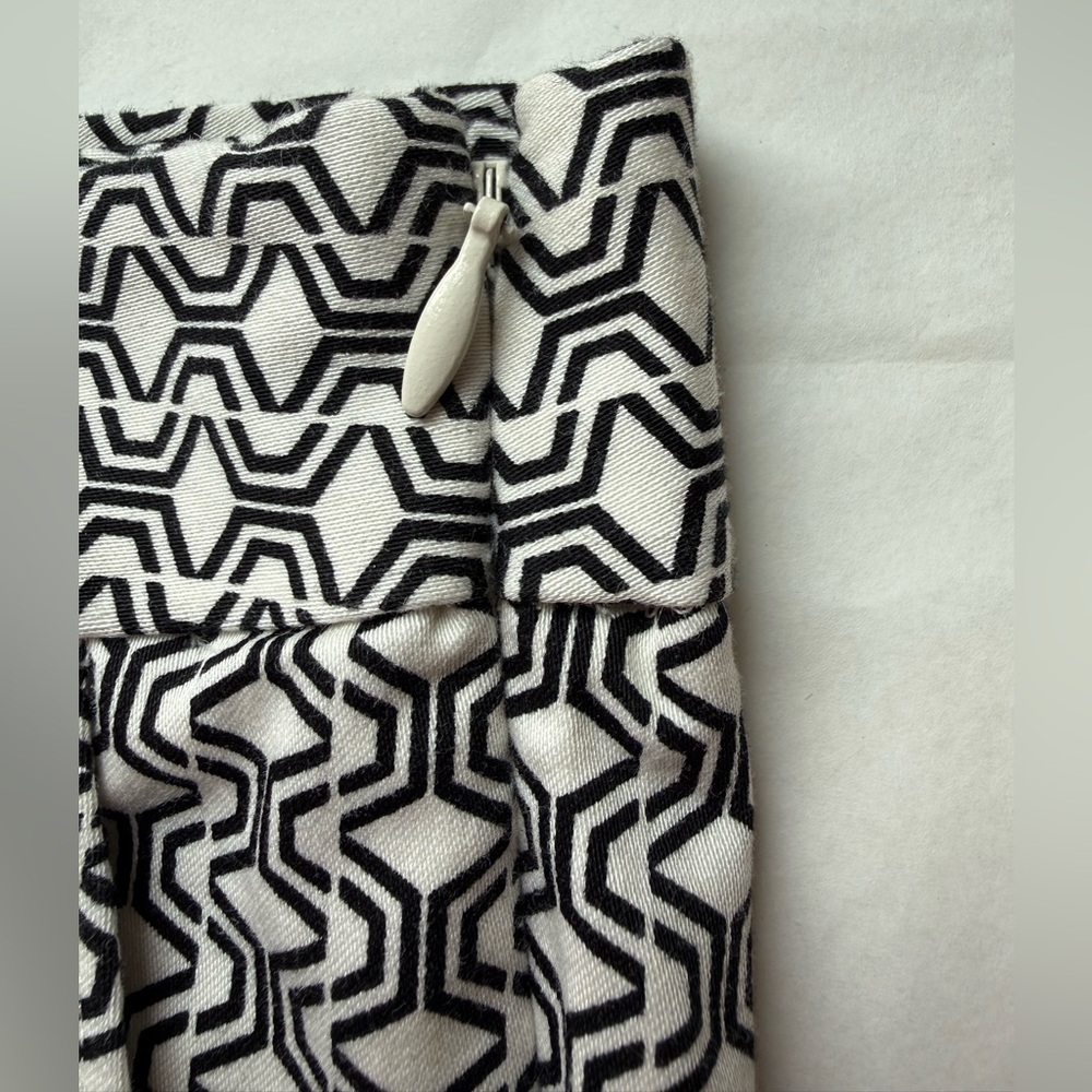 Bold & Fun Express Geometric Black and White Shorts size 4 EUC - Picture 4 of 6